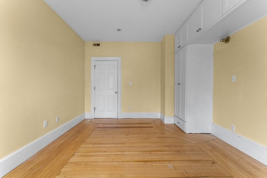 571 Washington St - Photo 7 of 13