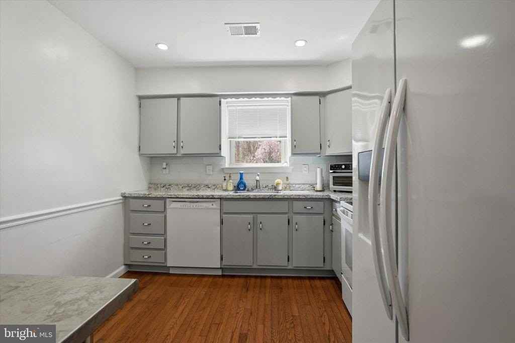 102 Eaton Dr - Photo 5 of 19