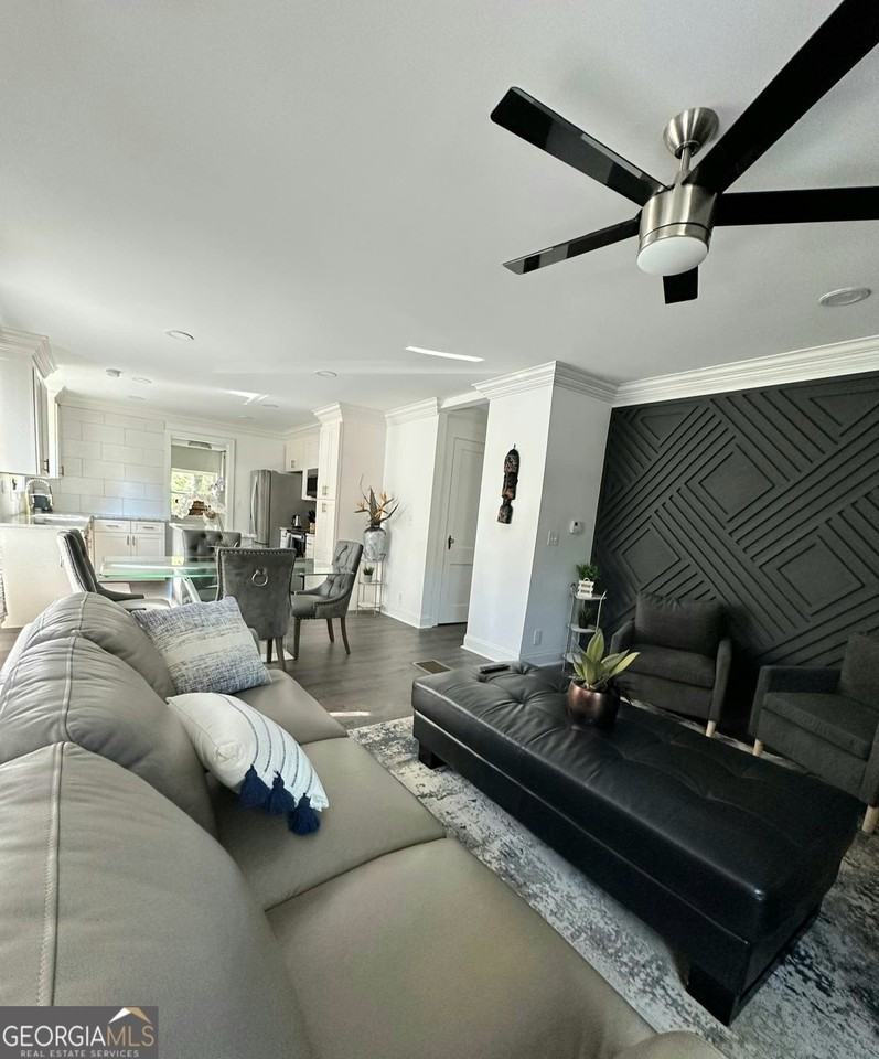 1914 Montrose Dr - Photo 4 of 20