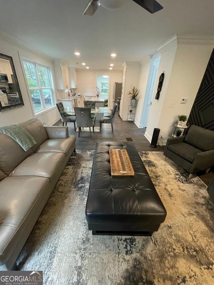 1914 Montrose Dr - Photo 5 of 20