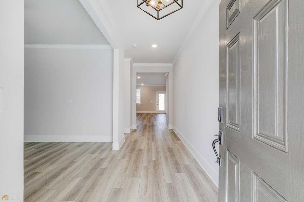 322 Caledonia Ct - Photo 4 of 49