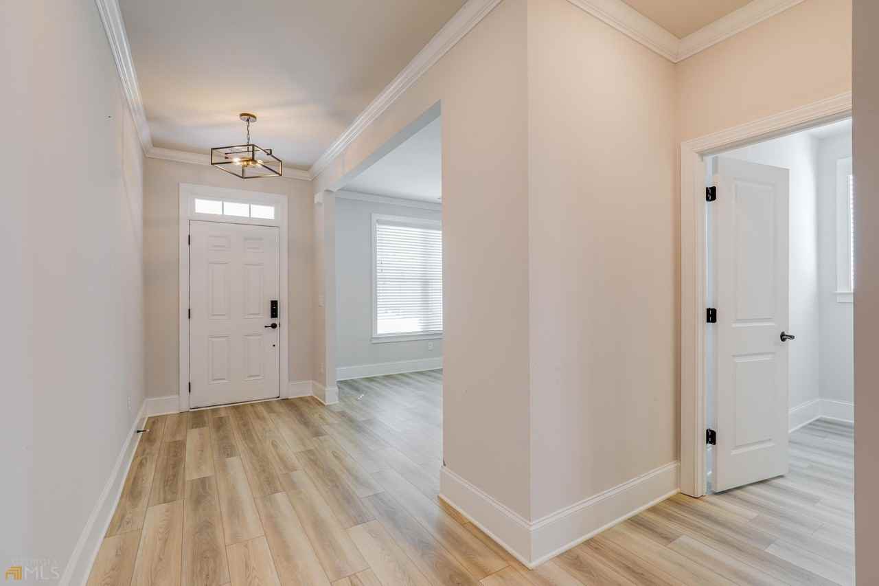 322 Caledonia Ct - Photo 5 of 49