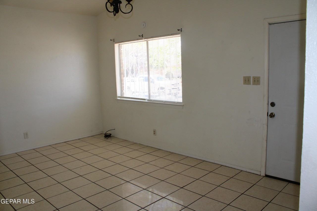 10736 Obsidian St - Photo 4 of 22