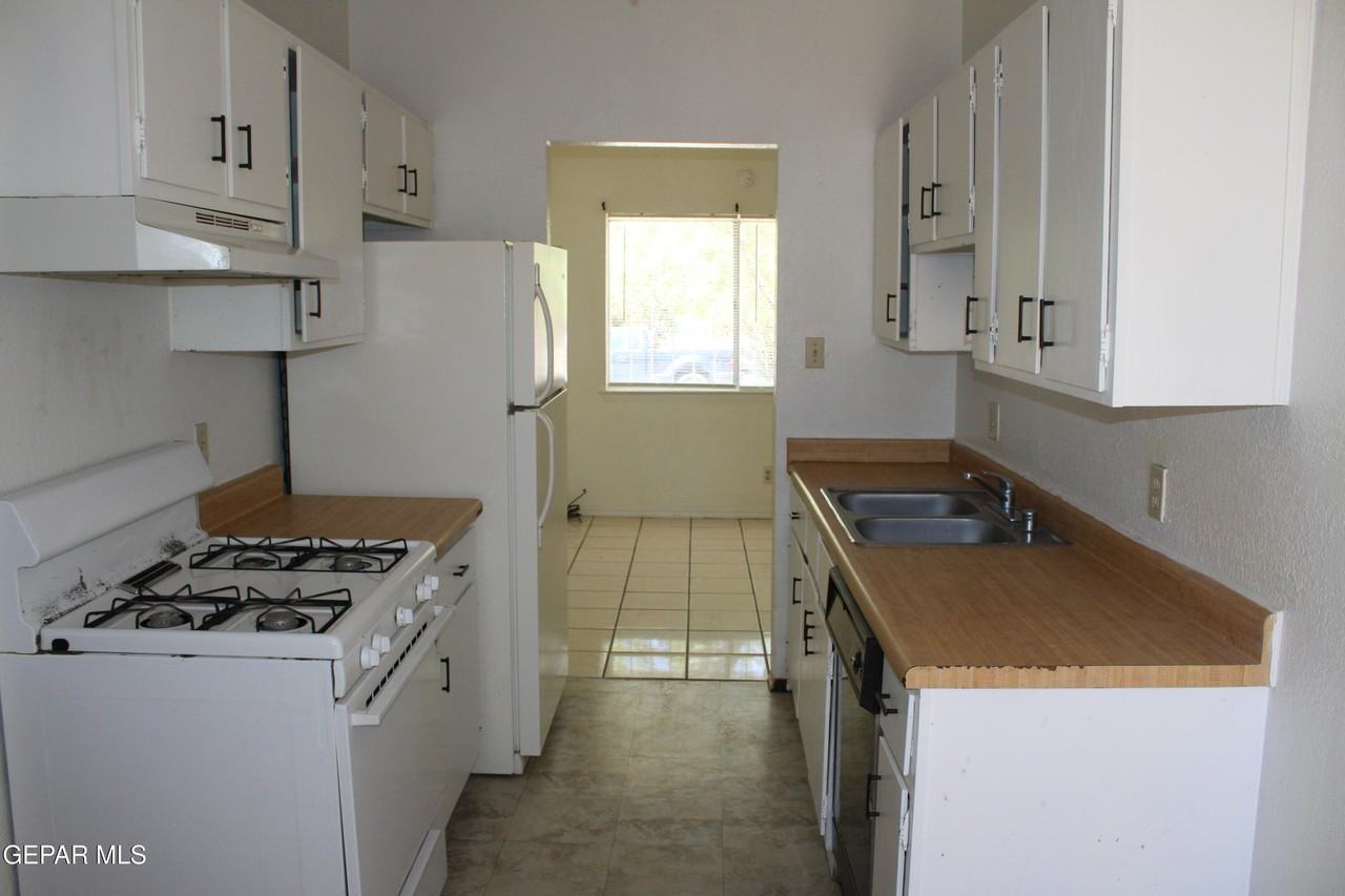 10736 Obsidian St - Photo 5 of 22