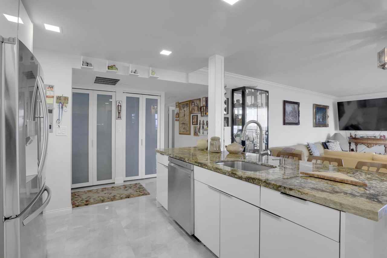 1149 Hillsboro Mile - 1 #1 - Photo 3 of 25