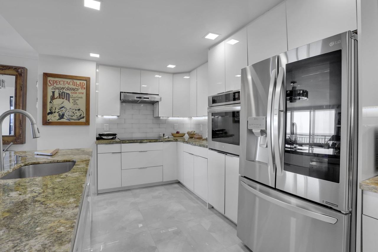 1149 Hillsboro Mile - 1 #1 - Photo 4 of 25