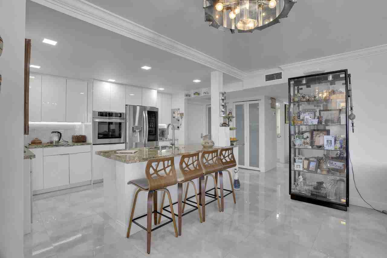 1149 Hillsboro Mile - 1 #1 - Photo 5 of 25