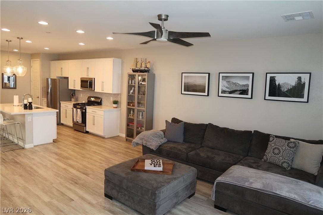 572 Pear Lake St - Photo 4 of 29