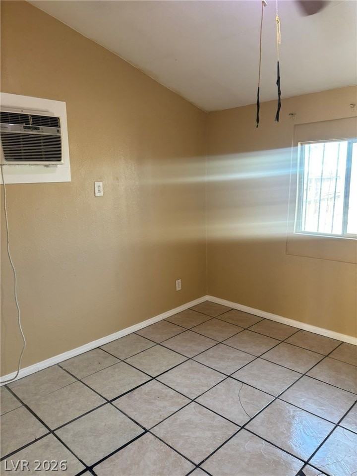 1118 Laurel Ave #1 - Photo 4 of 15