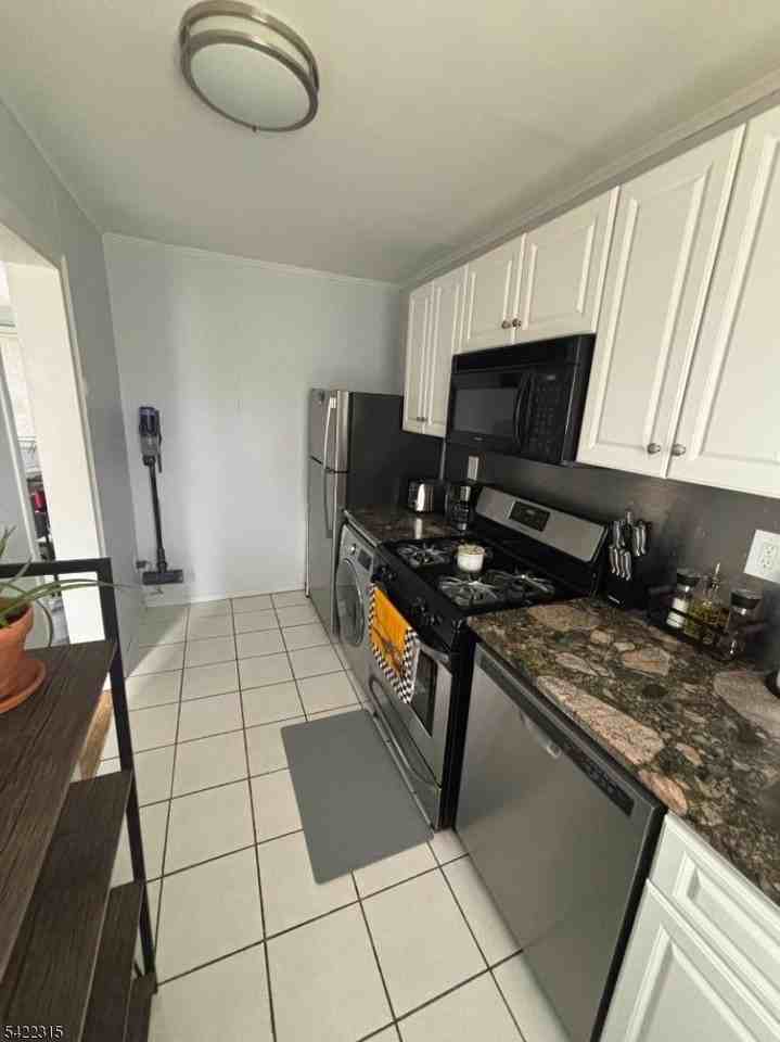 61 Circle Dr - Photo 3 of 11