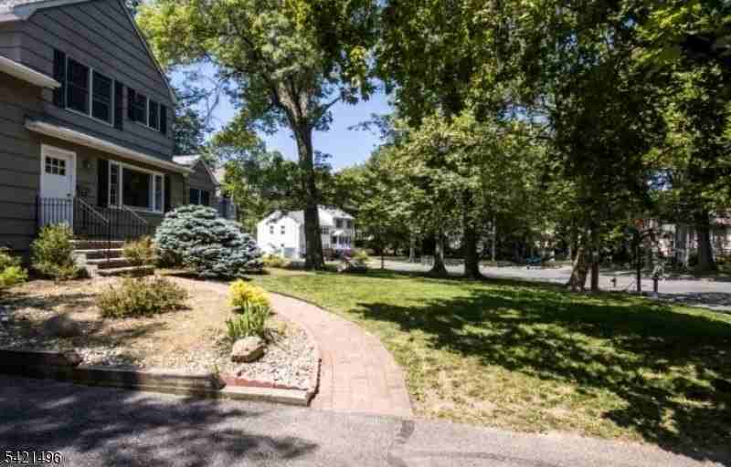 4 Rumson Rd - Photo 7 of 26