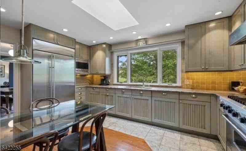 4 Jensen Ct - Photo 3 of 13