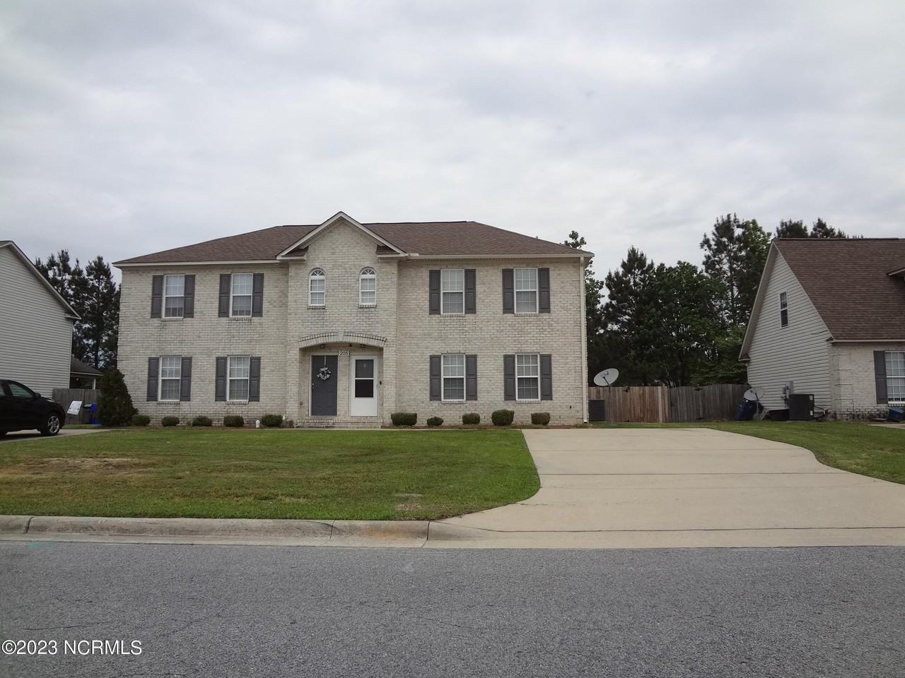 205 S Pointe Dr Unit B - Photo 2 of 48