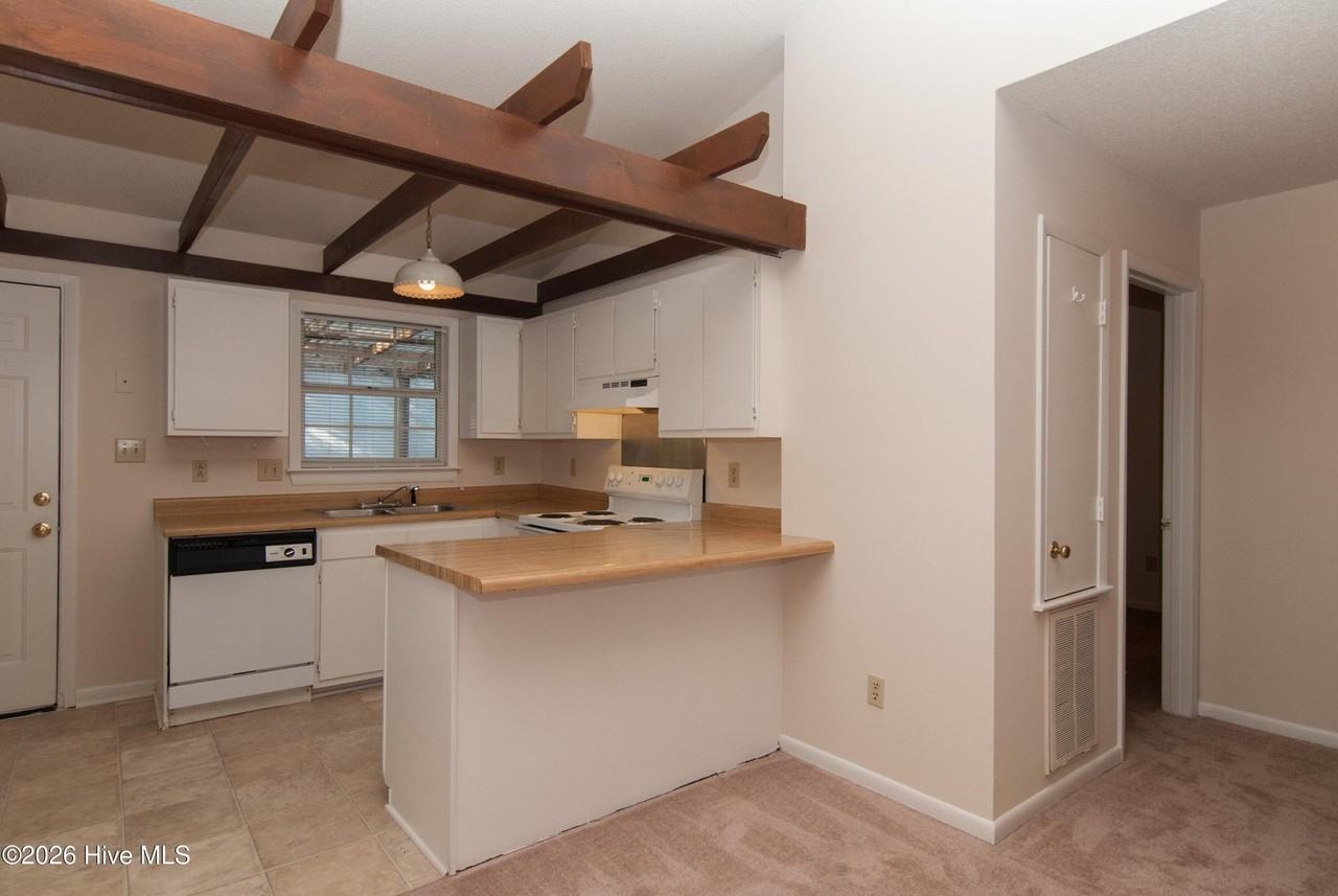 820 Varsity Dr - Photo 6 of 11