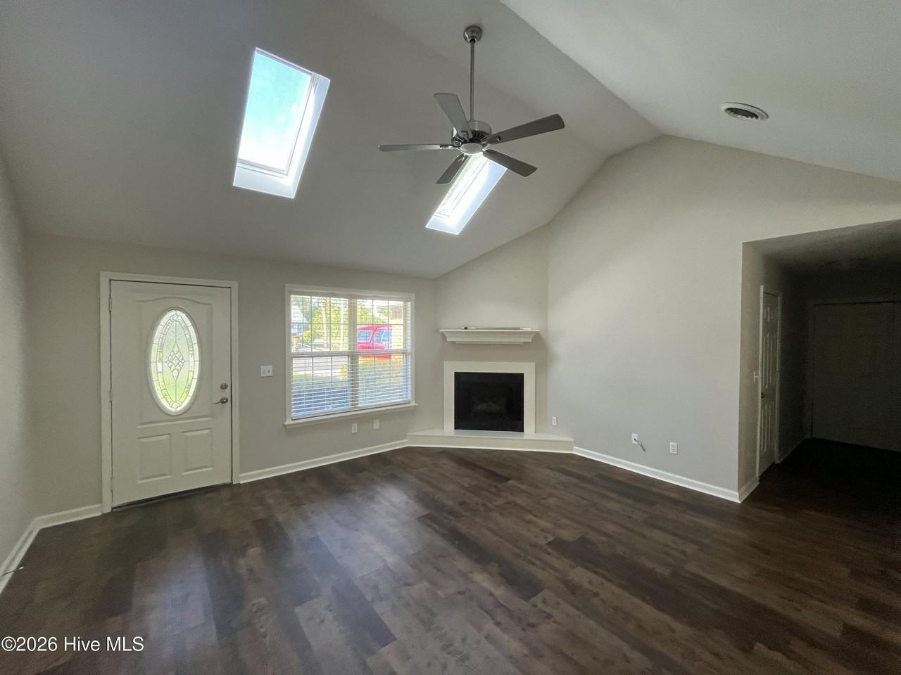 1 Court 10 Northwest Dr - Photo 4 of 21