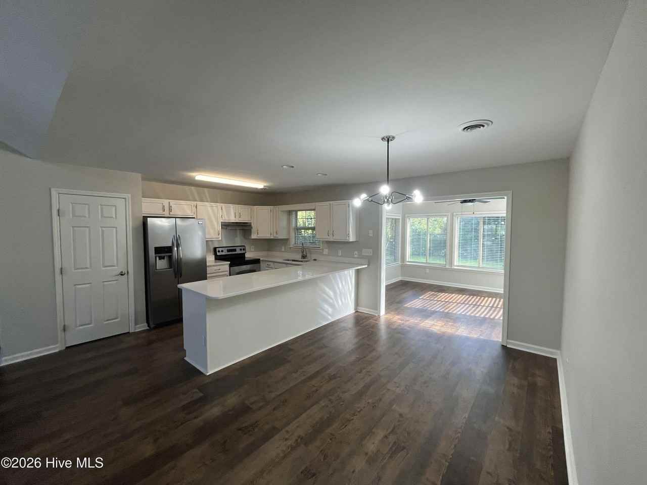 1 Court 10 Northwest Dr - Photo 5 of 21