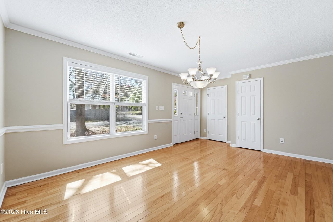 2806 Catamount Ct - Photo 4 of 27