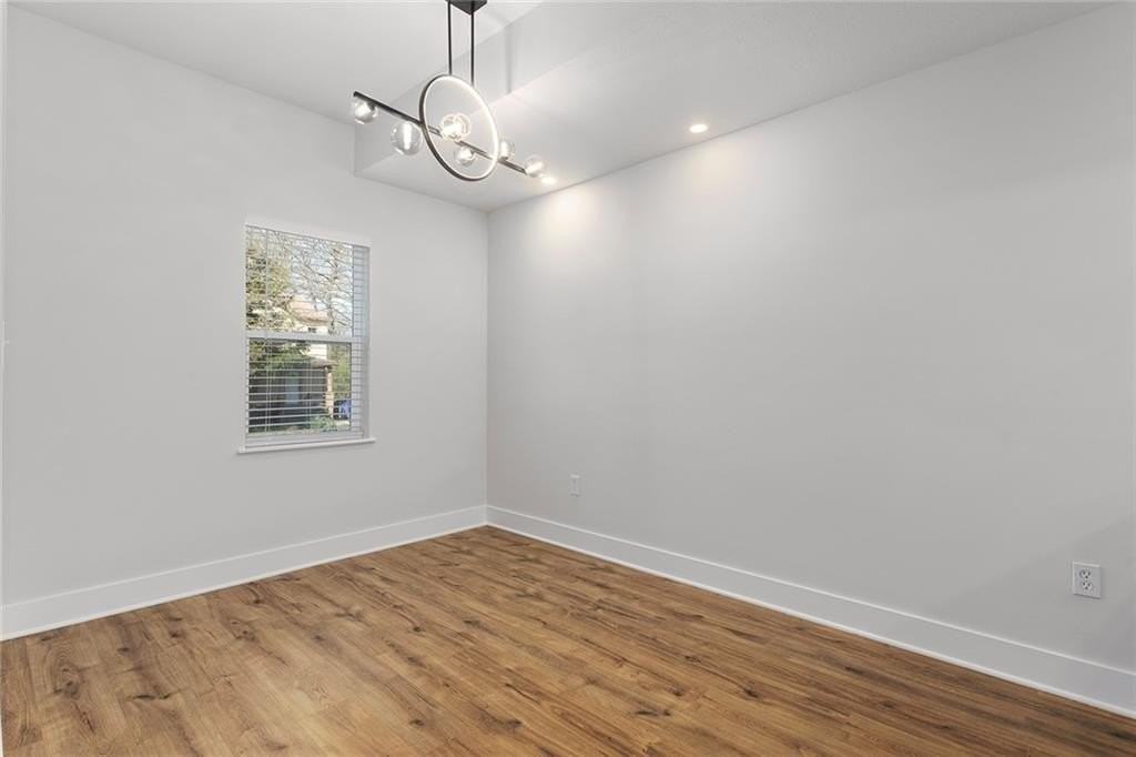 2027 Agnes Ave - Photo 4 of 31