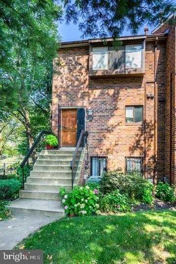 1023 Quincy St Ne - Photo 2 of 8