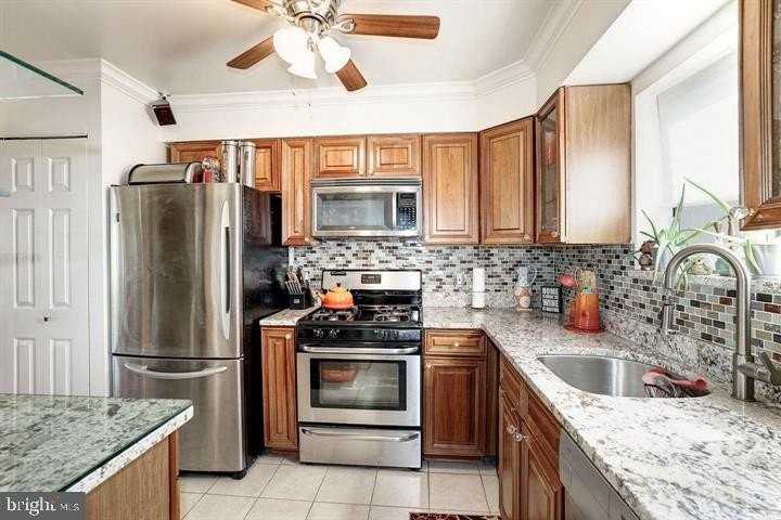 1023 Quincy St Ne - Photo 3 of 8