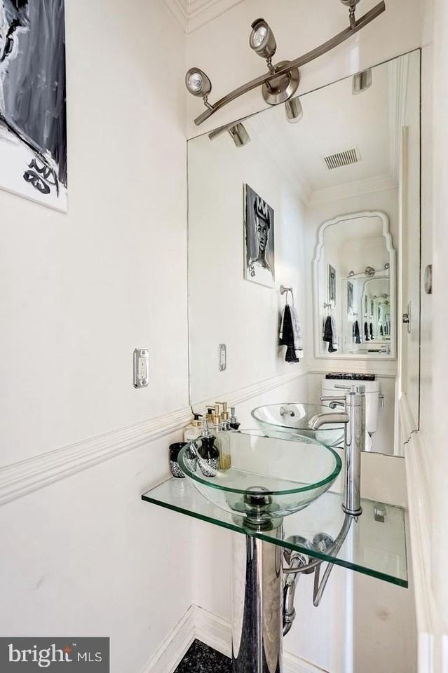 1023 Quincy St Ne - Photo 4 of 8