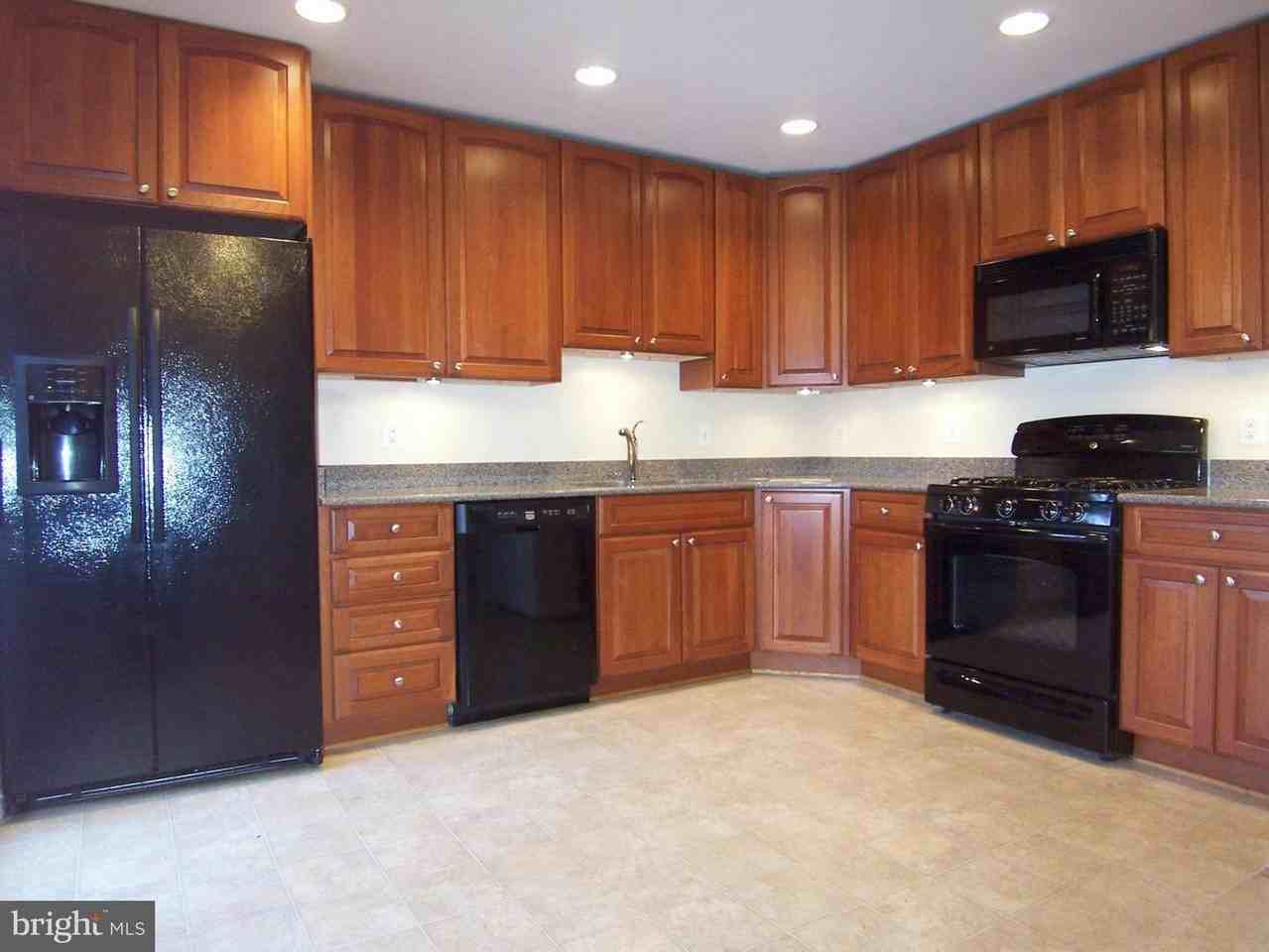 8502 Lakinhurst Ln - Photo 2 of 38