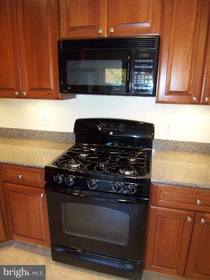 8502 Lakinhurst Ln - Photo 3 of 38