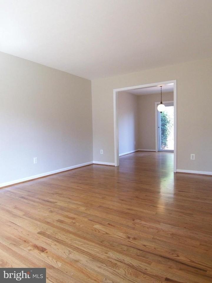 8502 Lakinhurst Ln - Photo 5 of 38