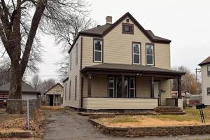 featured image of 910 Avenue B #1