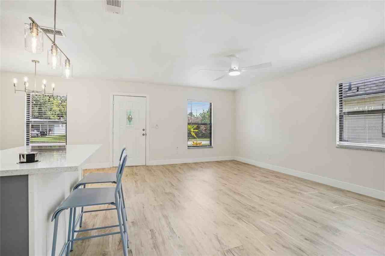 1404 Davidson St - Photo 5 of 33