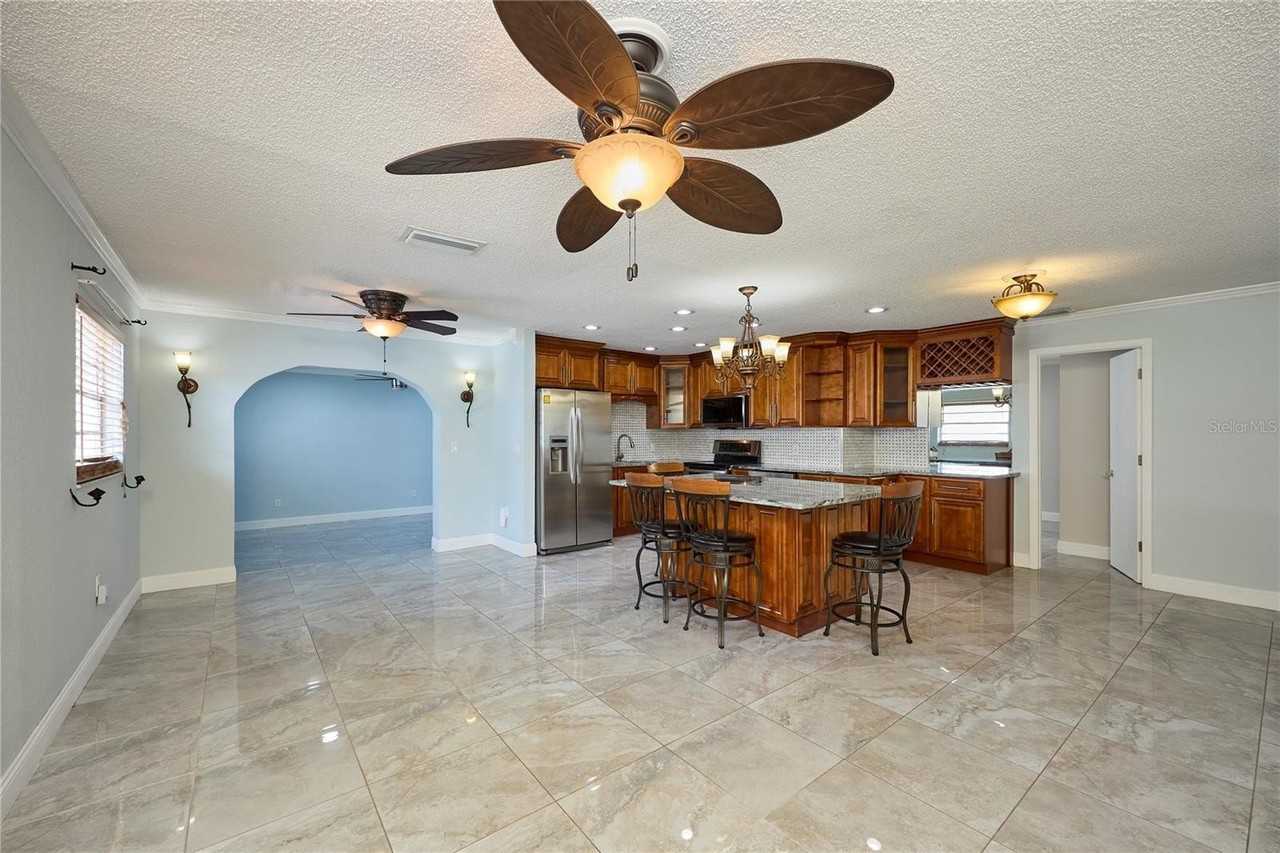 6804 N Hubert Ave - Photo 5 of 36