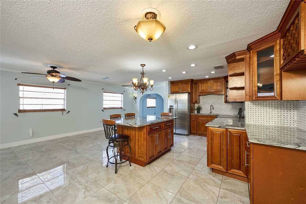 6804 N Hubert Ave - Photo 6 of 36