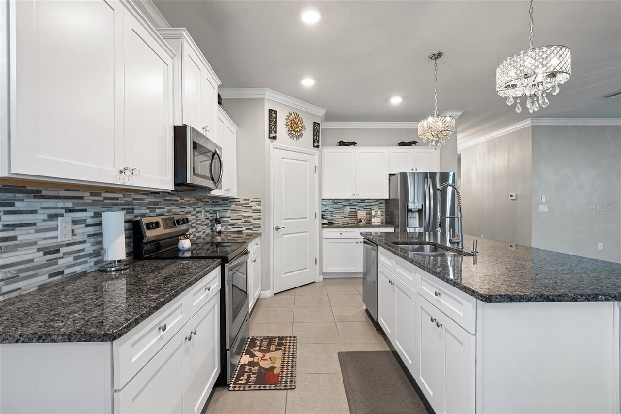 1092 Pipestone Pl - Photo 3 of 24