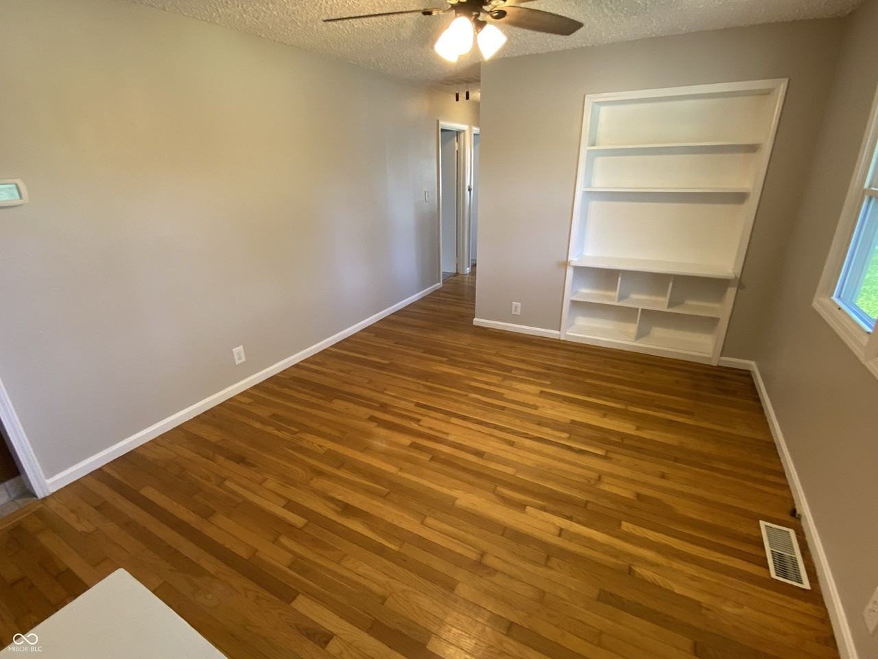 1036 E Auman Dr - Photo 2 of 19