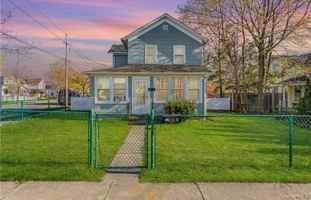 featured image of 40 Amity St