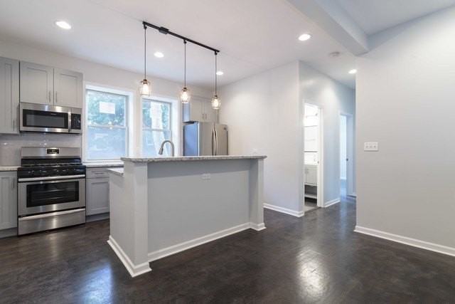 5134 N Oakley Ave #1R - Photo 2 of 10