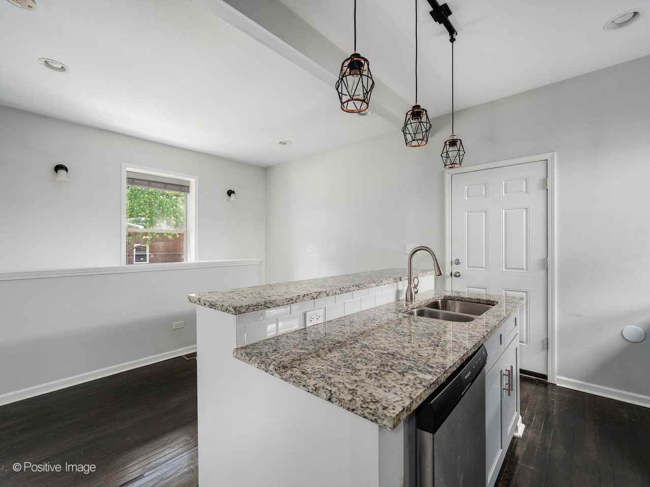 5134 N Oakley Ave #1R - Photo 3 of 10
