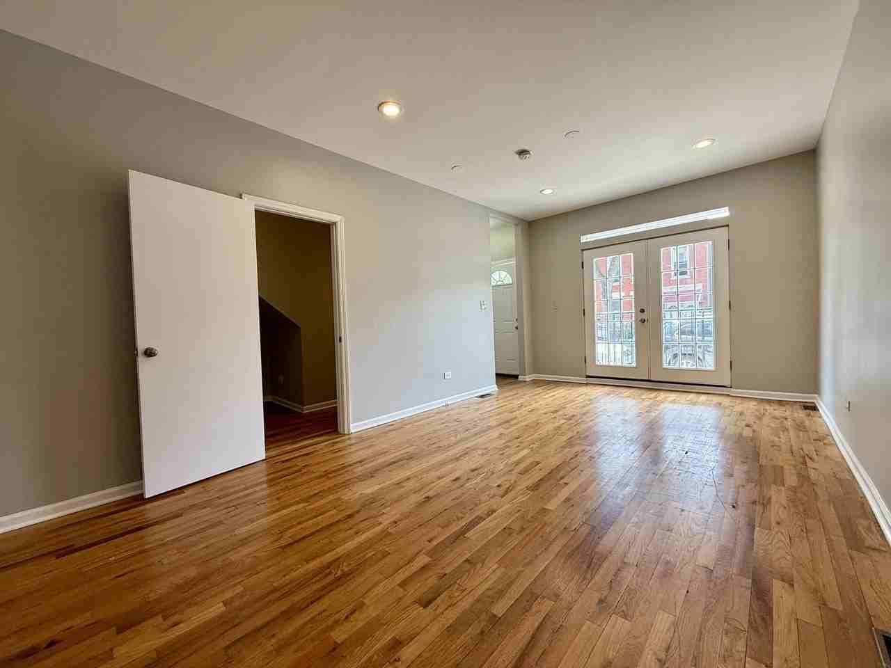 3219 S Lituanica Ave Apt 1f - Photo 6 of 13
