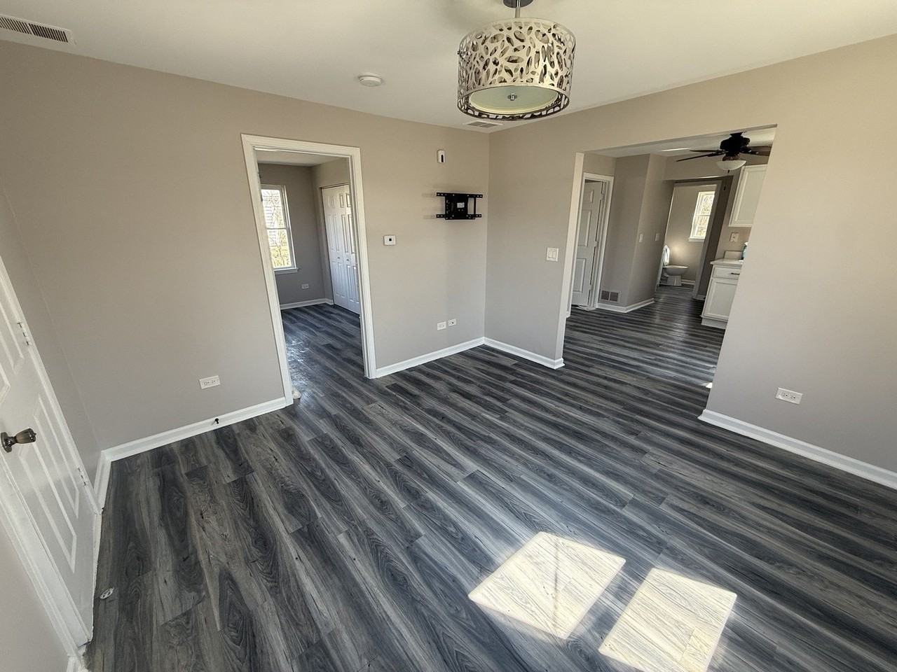 1504 S Ottawa St - Photo 3 of 8