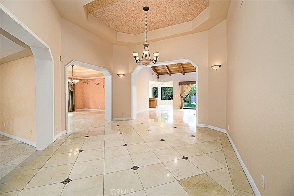 526 W Woodruff Ave - Photo 3 of 27