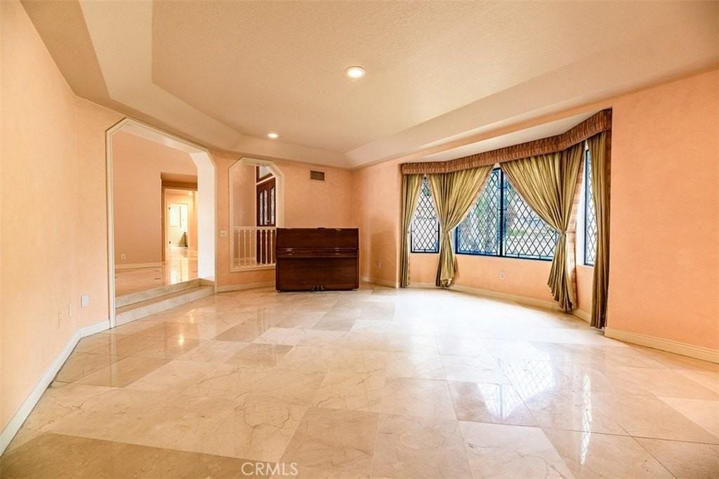 526 W Woodruff Ave - Photo 5 of 27