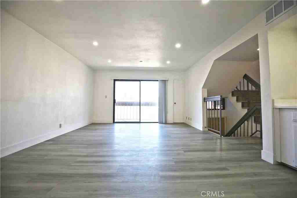 210 W Grand Ave #G - Photo 3 of 16