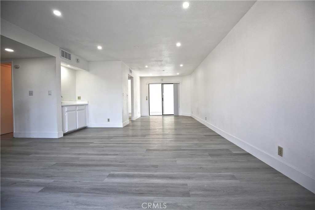 210 W Grand Ave #G - Photo 4 of 16