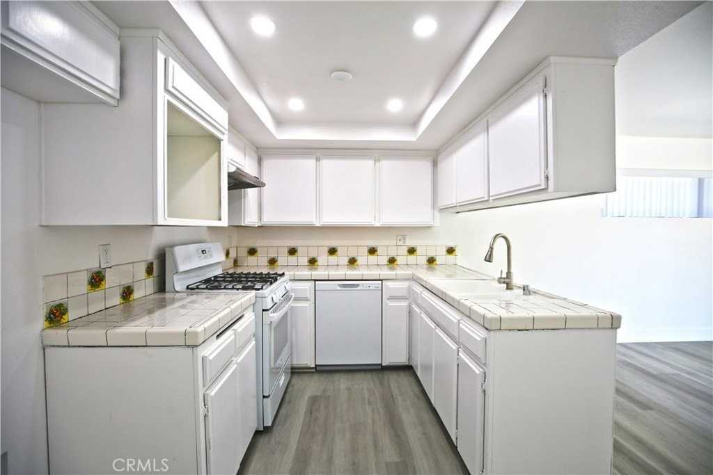 210 W Grand Ave #G - Photo 5 of 16