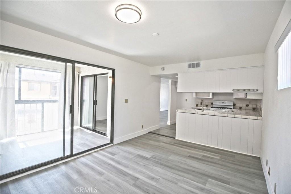 210 W Grand Ave #G - Photo 6 of 16