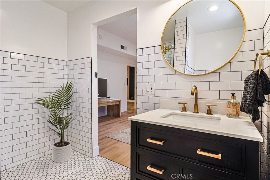 721 E Verdugo Ave - Photo 5 of 32