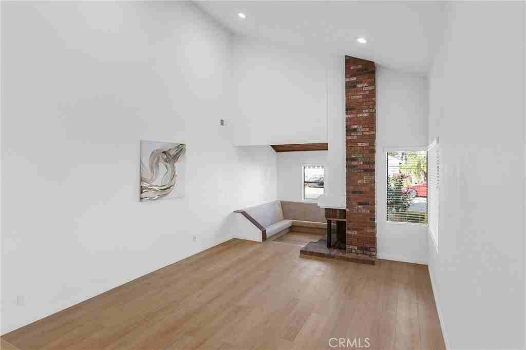 11 Hunter - Photo 4 of 27