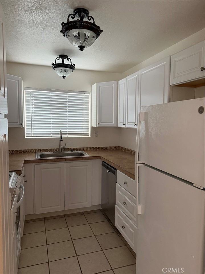 23391 La Crescenta - Photo 3 of 12