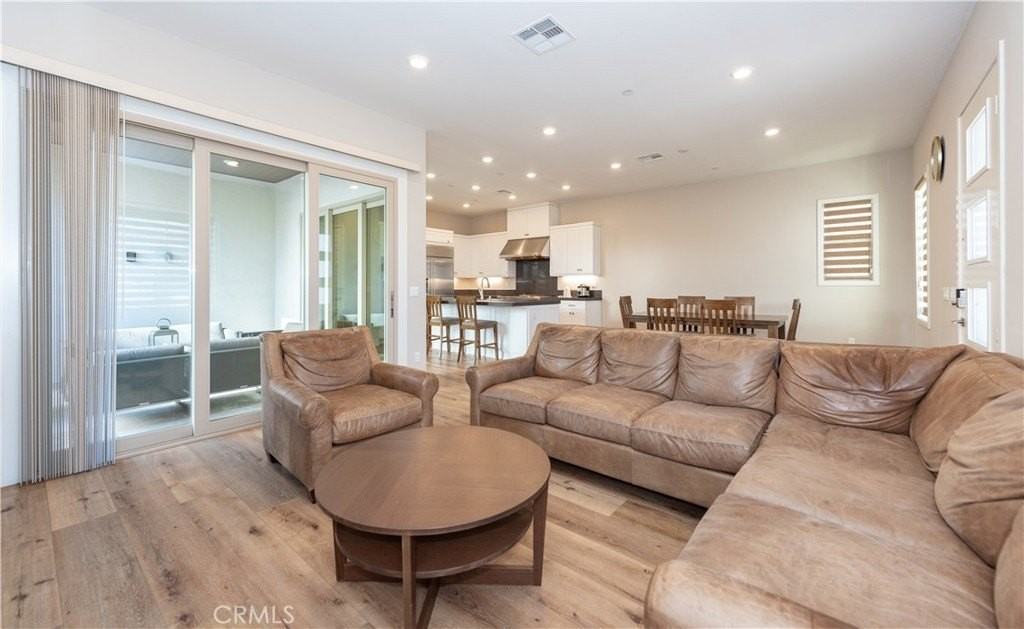 114 Character - Photo 5 of 27