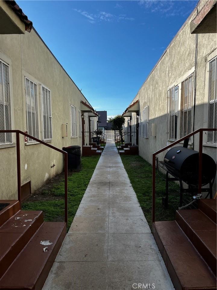 4522 S Normandie Ave #1-2 - Photo 2 of 18